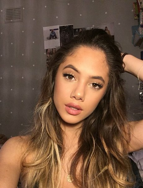 Nacktes geleaktes OnlyFans-Foto von Saoirse Alicia Behzadi