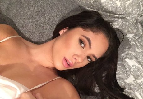 Nacktes geleaktes OnlyFans-Foto von Saoirse Alicia Behzadi