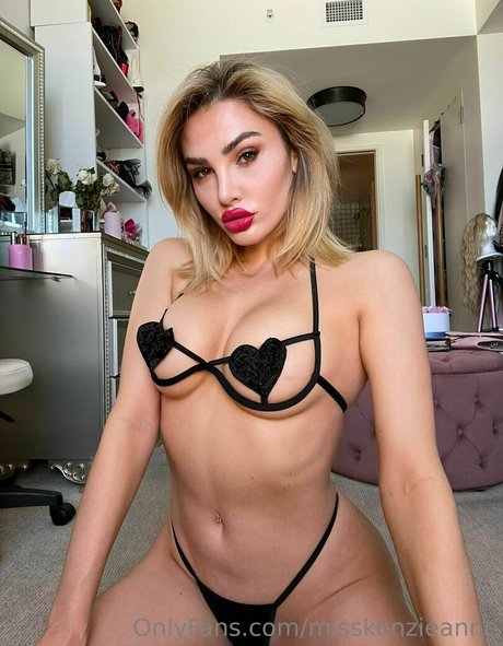 Nacktes geleaktes OnlyFans-Foto von Misskenzieanne