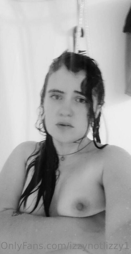 Nacktes geleaktes OnlyFans-Foto von Izzynotlizzy1