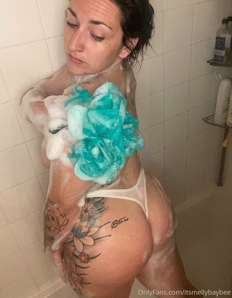 Nacktes geleaktes OnlyFans-Foto von Itsmellybaybee