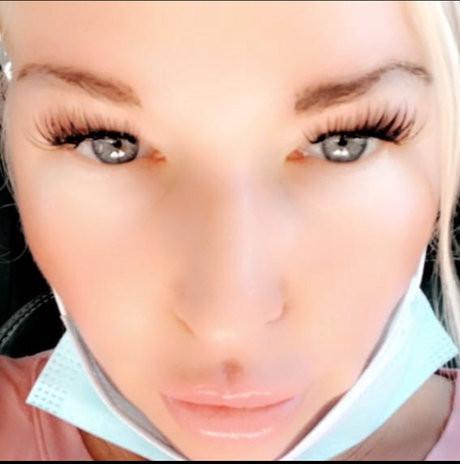 Nacktes geleaktes OnlyFans-Foto von Mia Foxx