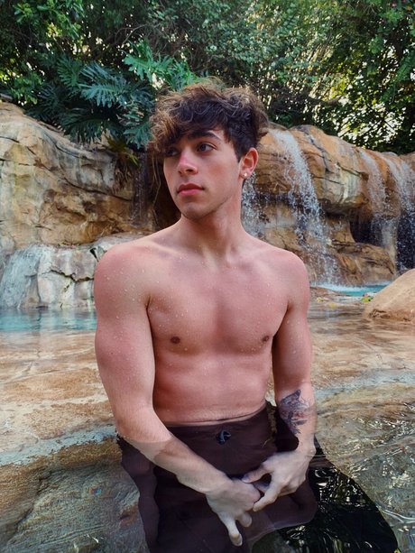 Nacktes geleaktes OnlyFans-Foto von Mikey 
