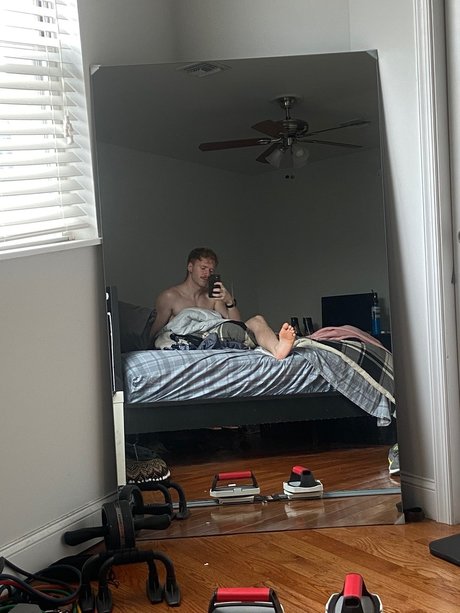 Nacktes geleaktes OnlyFans-Foto von Big Feet Dude