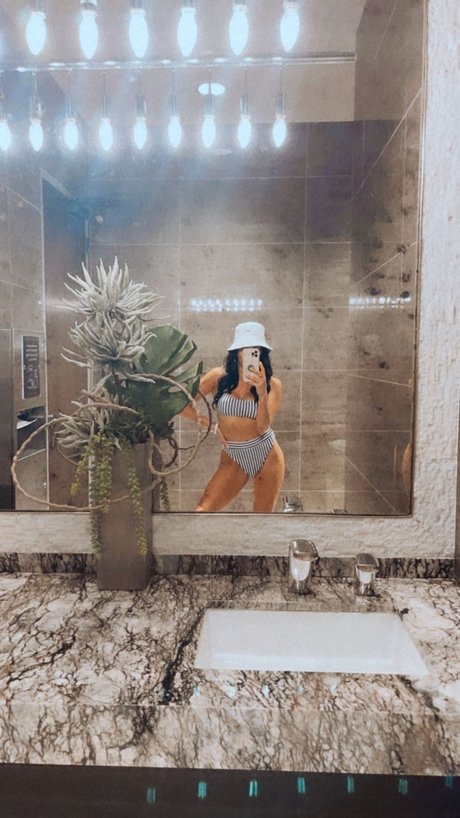 Nacktes geleaktes OnlyFans-Foto von Miss Nicole Cara