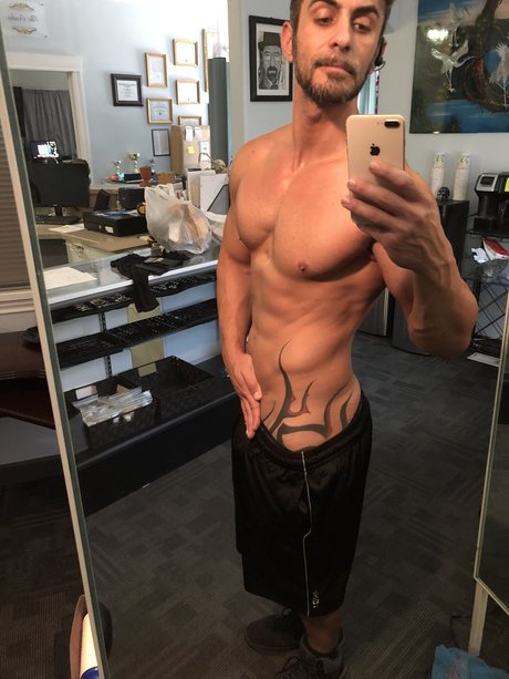 Nacktes geleaktes OnlyFans-Foto von Traveling Tattoo Artist