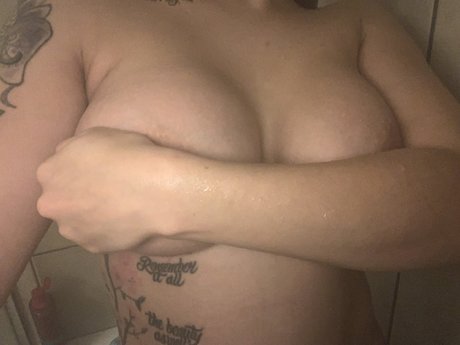 Nacktes geleaktes OnlyFans-Foto von Moons Mamma
