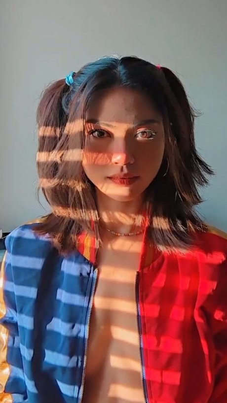 Nacktes geleaktes OnlyFans-Foto von Mila Poonis