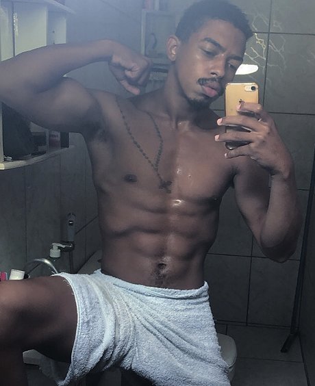 Nacktes geleaktes OnlyFans-Foto von Adrianobthencurt