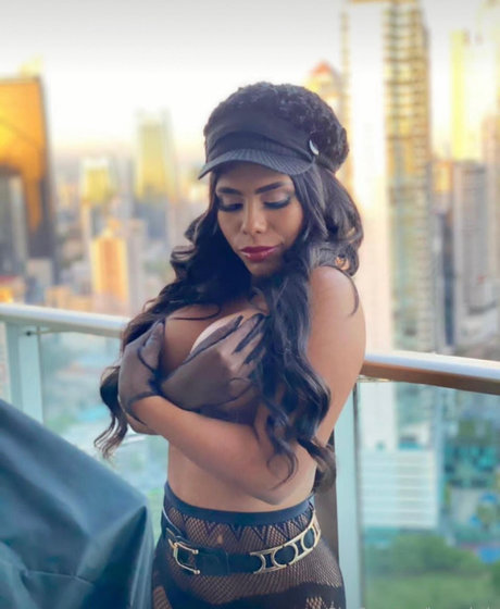 Nacktes geleaktes OnlyFans-Foto von Honey