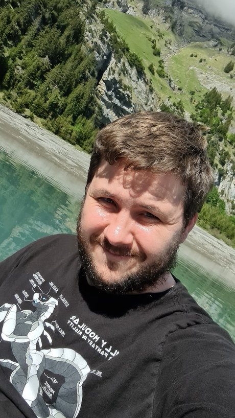 Nacktes geleaktes OnlyFans-Foto von Hornyswissbear