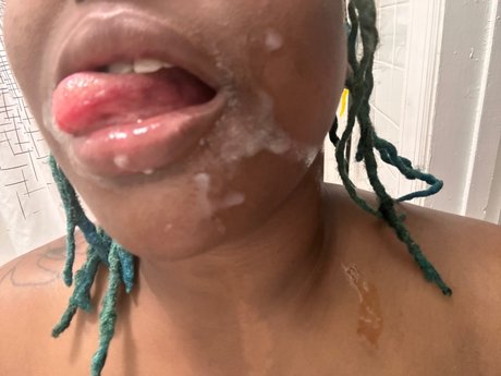 Nacktes geleaktes OnlyFans-Foto von Ms Charlie Blunts