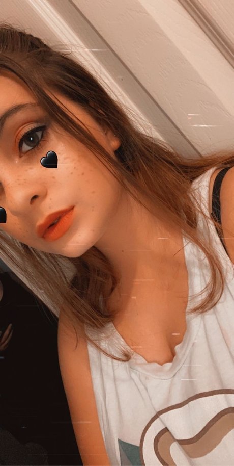 Nacktes geleaktes OnlyFans-Foto von Kat