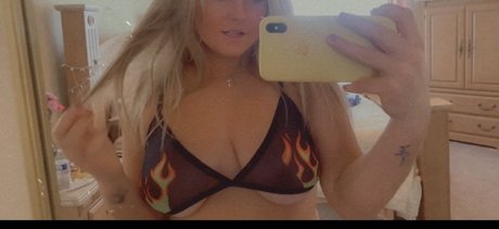 Nacktes geleaktes OnlyFans-Foto von Flora Mae 