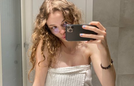 Nacktes geleaktes OnlyFans-Foto von Molllyy