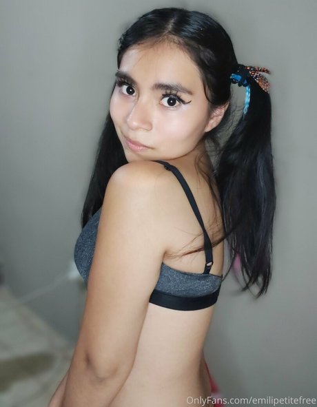 Nacktes geleaktes OnlyFans-Foto von Emilipetitefree