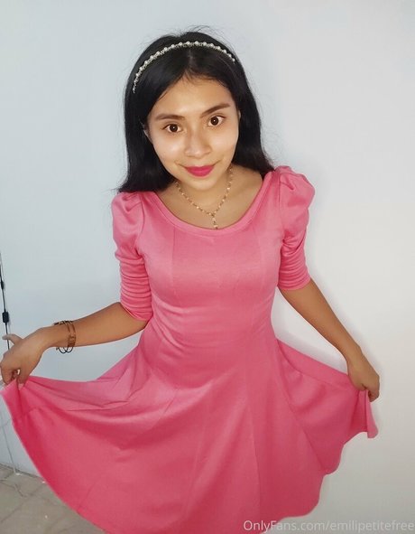 Nacktes geleaktes OnlyFans-Foto von Emilipetitefree