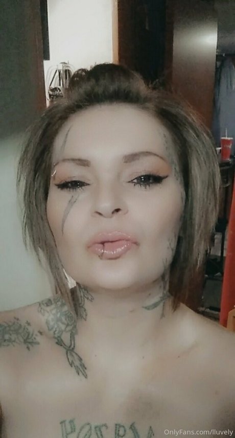 Nacktes geleaktes OnlyFans-Foto von Lluvely