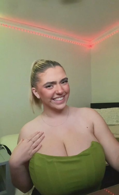 Nacktes geleaktes OnlyFans-Foto von Sierra Bellingar