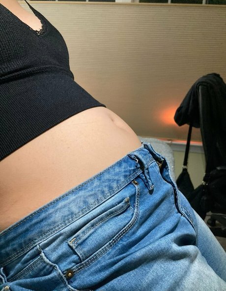 Nacktes geleaktes OnlyFans-Foto von Asianbellygirl