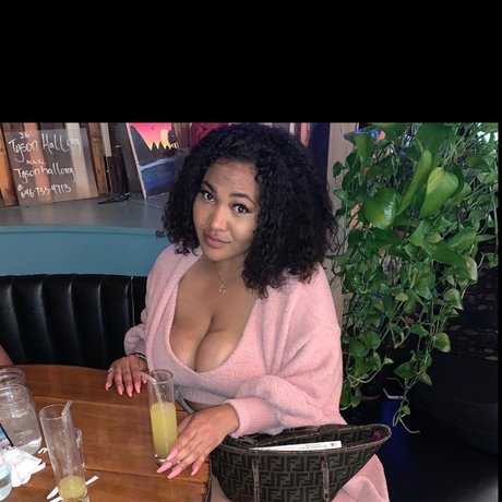 Nacktes geleaktes OnlyFans-Foto von Mulan Banks
