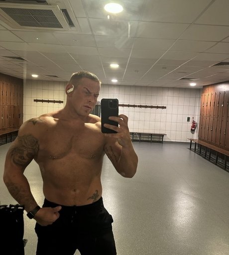 Nacktes geleaktes OnlyFans-Foto von Eddie