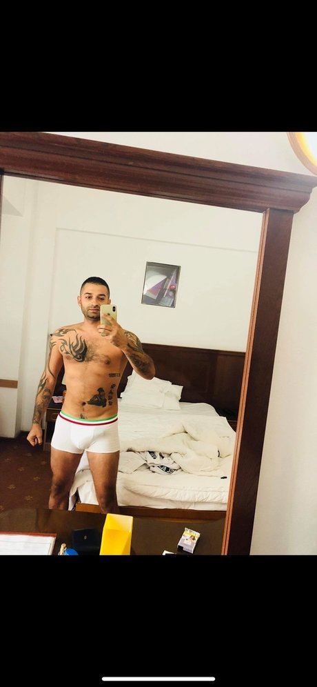 Nacktes geleaktes OnlyFans-Foto von Ionut Gabriel