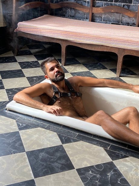Nacktes geleaktes OnlyFans-Foto von Furry Horny