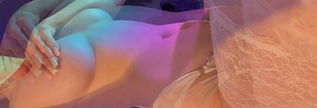 Nacktes geleaktes OnlyFans-Foto von Emily Hill