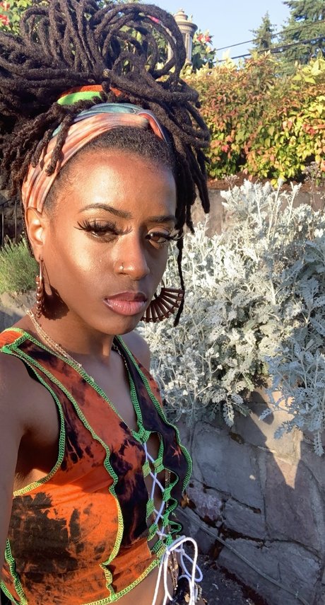Nacktes geleaktes OnlyFans-Foto von Goddess Raven Locs