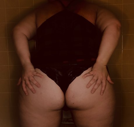 Nacktes geleaktes OnlyFans-Foto von Curved Baby