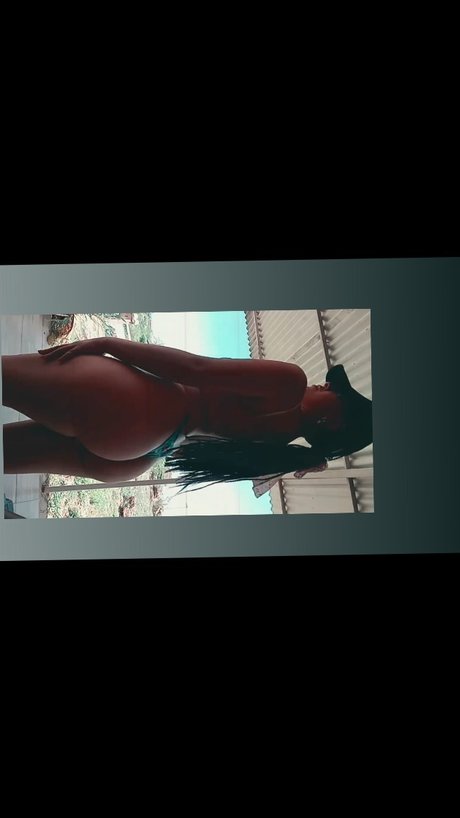 Nacktes geleaktes OnlyFans-Foto von Naomicruzz 