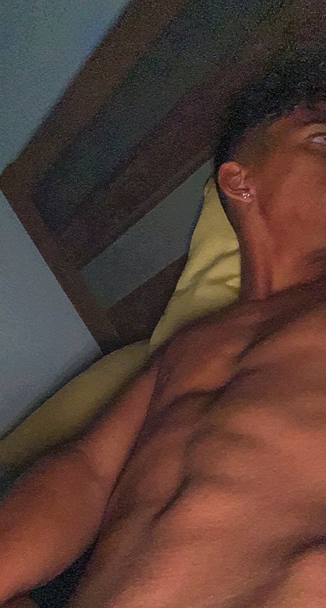 Nacktes geleaktes OnlyFans-Foto von Youtuber Famosim