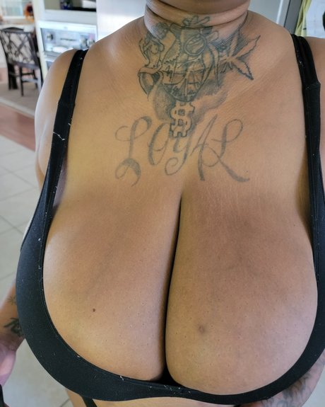 Nacktes geleaktes OnlyFans-Foto von Caramel Rozaye