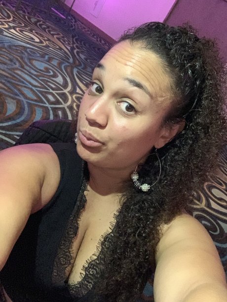 Nacktes geleaktes OnlyFans-Foto von Curly Girl