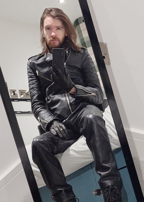 Nacktes geleaktes OnlyFans-Foto von Chainsaw