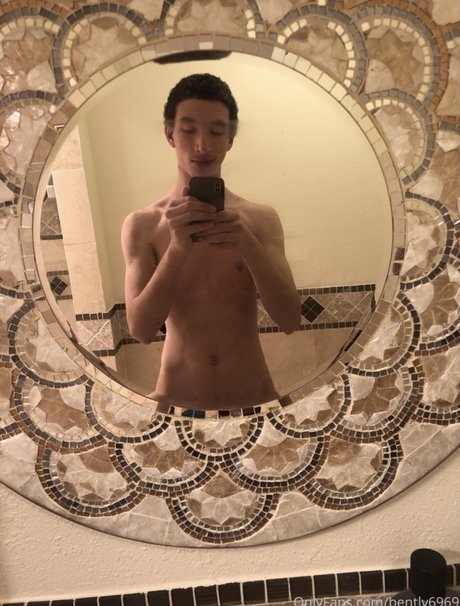 Nacktes geleaktes OnlyFans-Foto von The Boy Next Door