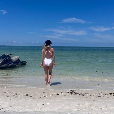 Nacktes geleaktes OnlyFans-Foto von Banana