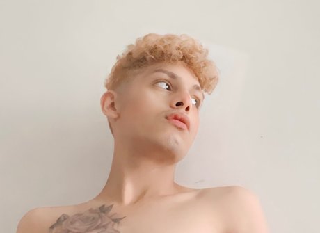 Nacktes geleaktes OnlyFans-Foto von Aimer Lapollo