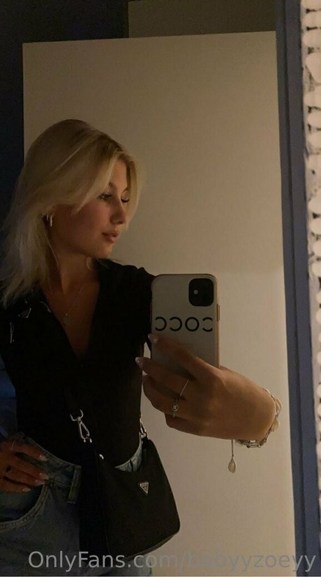 Nacktes geleaktes OnlyFans-Foto von Babyyzoeyy