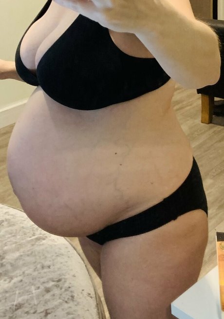 Nacktes geleaktes OnlyFans-Foto von Prettypregnant35