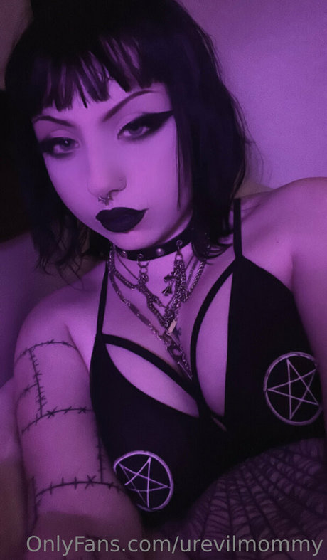 Nacktes geleaktes OnlyFans-Foto von Urevilmommy