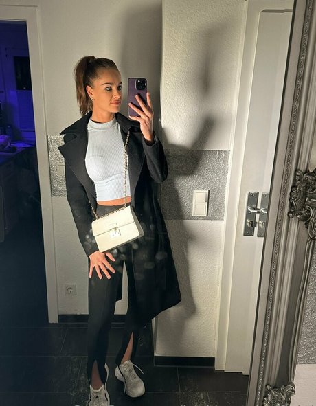 Nacktes geleaktes OnlyFans-Foto von Leniyoungofficial