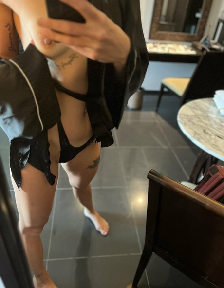 Nacktes geleaktes OnlyFans-Foto von Emily Jane Deeley
