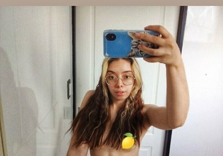 Nacktes geleaktes OnlyFans-Foto von Lillymeawfree