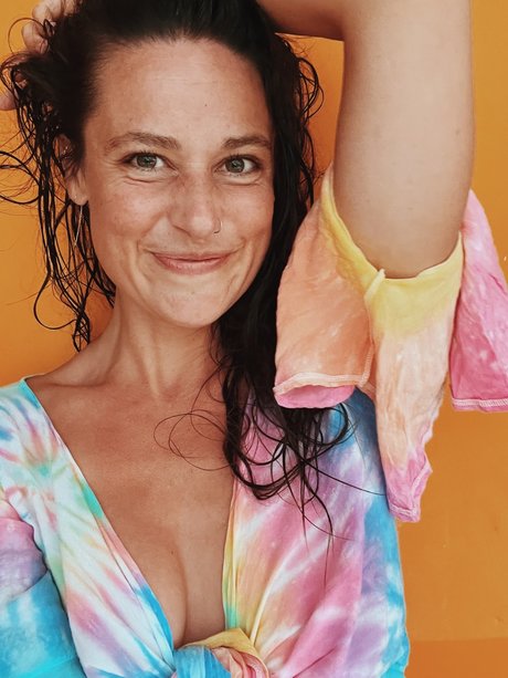 Nacktes geleaktes OnlyFans-Foto von Cha Wildes Pineapple Playroom