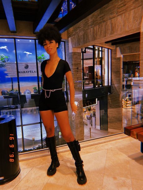 Nacktes geleaktes OnlyFans-Foto von Africa