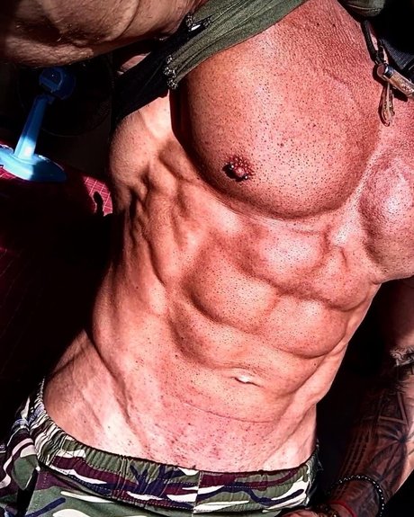 Nacktes geleaktes OnlyFans-Foto von Aaron Wild