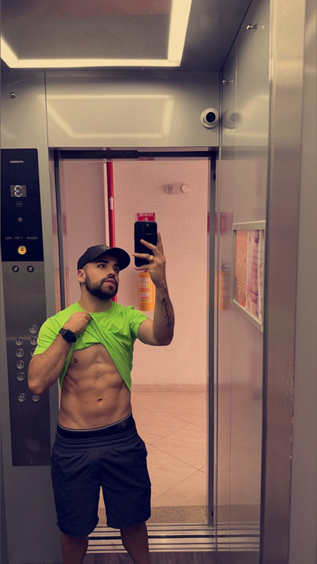Nacktes geleaktes OnlyFans-Foto von Aaron Diamond 