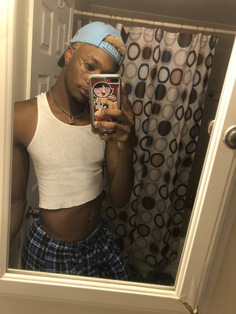 Nacktes geleaktes OnlyFans-Foto von Adrian